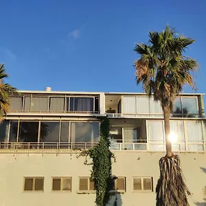 לבקר במלון